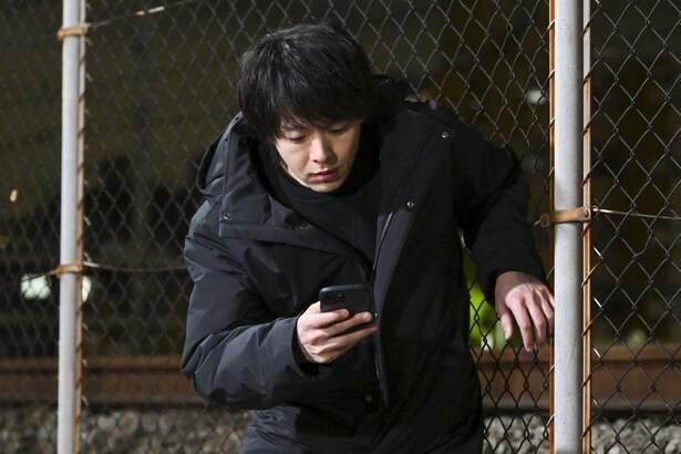 リクが自殺していたことを知り、吾妻(中村倫也)は打ちのめされる