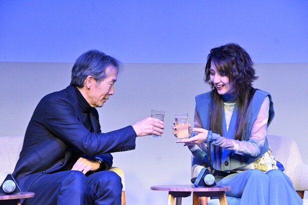 「碧Ao」で乾杯する上田義彦と長井短