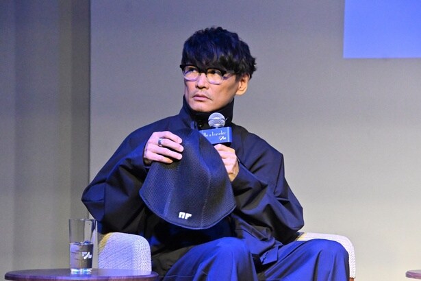 自作のサウナハットを披露する山口一郎