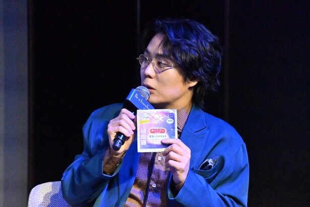 まとめ買いしているというアイマスクを見せた令和ロマン・くるま