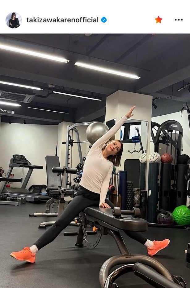 【写真】滝沢カレン、トレーニングウェアでストレッチする“ストイック”な姿