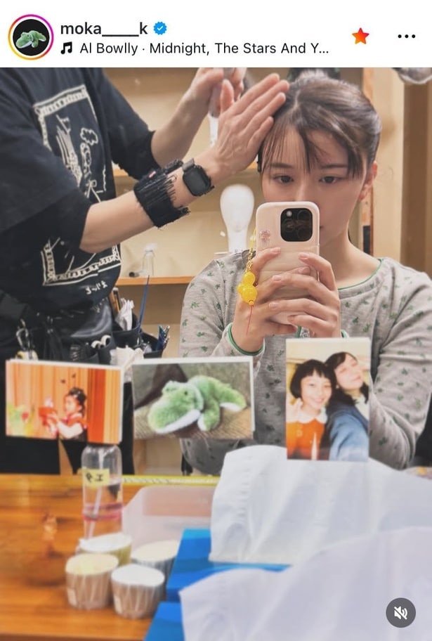 【写真】「楽屋からの“自撮り”」…上白石萌歌、“幼少期の写真やぬいぐるみ”のカットが並ぶ姿