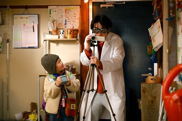 タイムスリップの検証をする圭(萩原護)に興味津々の颯太(天野優)