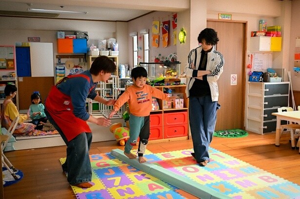 クリスマス会で披露する劇に向けて稽古に励む颯太(天野優)