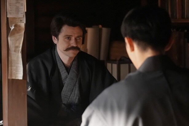 錦織(吉沢亮)を訪ねるヘブン(トミー・バストウ)