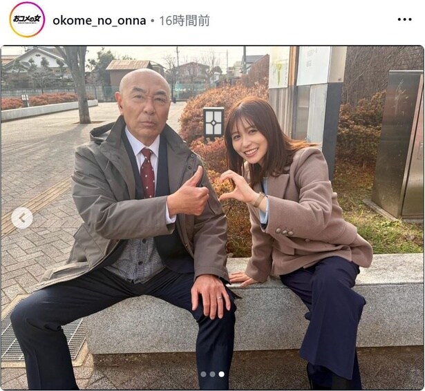 高橋克実＆長濱ねる、仲良く“ハートポーズ”