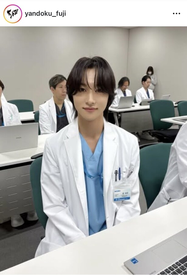 【写真】ROIROM・本多大夢が白衣姿で微笑む自然体オフショットを披露