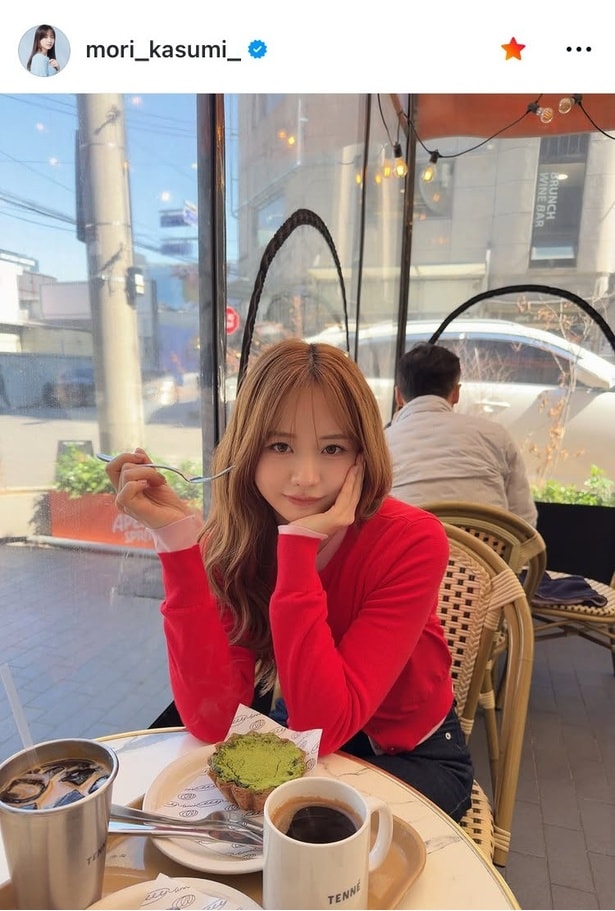 【写真】「髪の毛めっちゃかわいい！新鮮」…森香澄、赤ニットがゴージャスの“頬杖ショット”