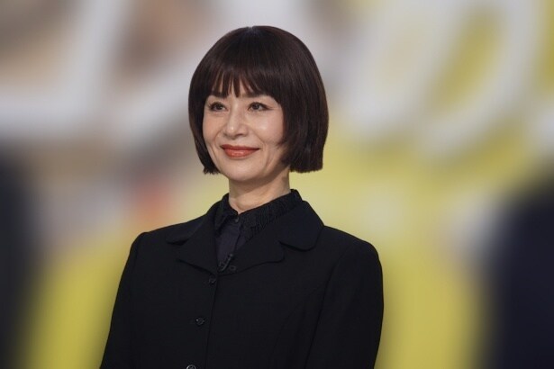 大地真央＆井上順、港で寄り添うショットに「変わらないな〜」「めっちゃ仲良し」の声＜おコメの女＞