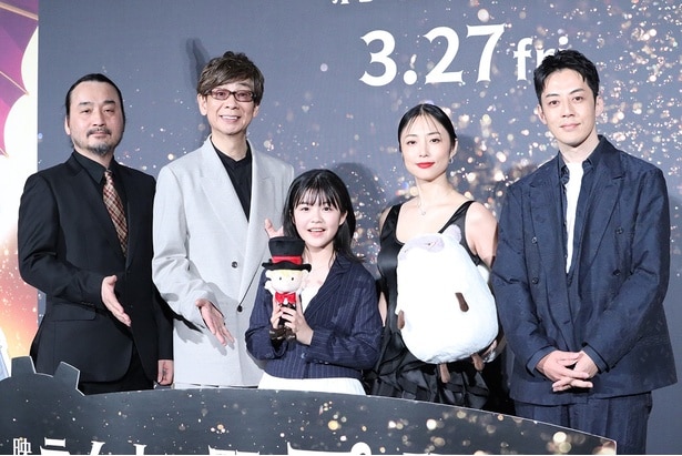 「『映画 えんとつ町のプペル ~約束の時計台~』ジャパンプレミア」に(左から)廣田裕介監督、山寺宏一、永瀬ゆずな、MEGUMI、西野亮廣が登壇した