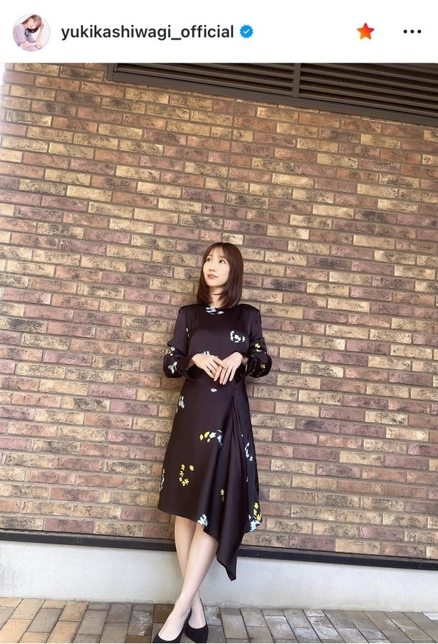 【写真】「“アシンメトリー”上品ワンピ」…柏木由紀、大人エレガントな「私服」姿
