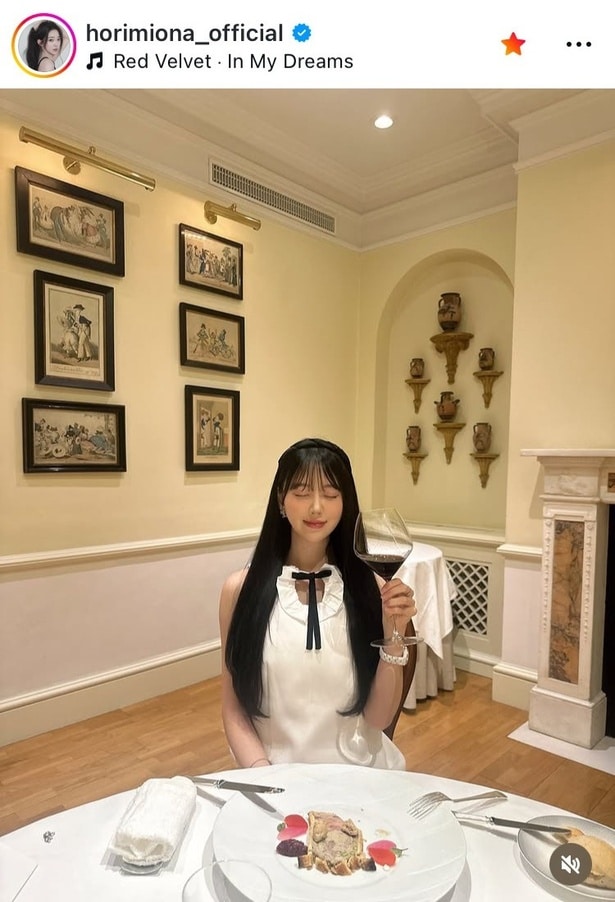 【写真】「今の自分が1番すき」…堀未央奈、赤ワイン片手にノースリーブ×黒髪ロングで微笑む姿