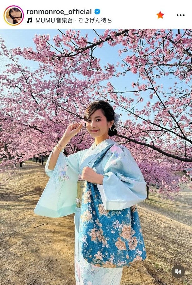 【写真】「着物姿めっちゃ綺麗」…ロン・モンロウ、満開の桜×ハンドメイドバッグで和装姿