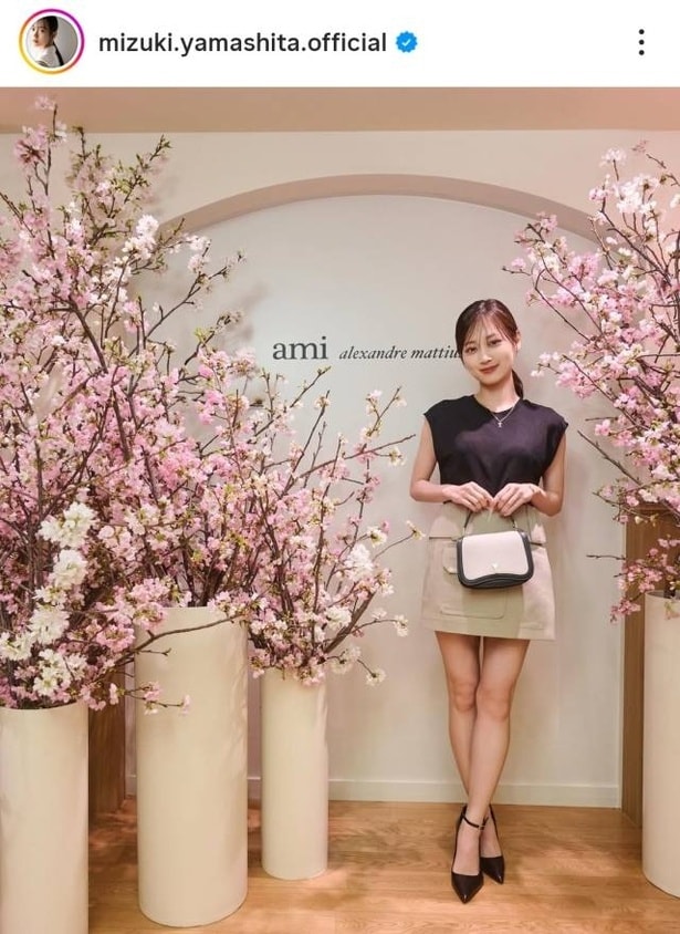 【写真】山下美月、美脚際立つミニスカ姿のスマイルショット
