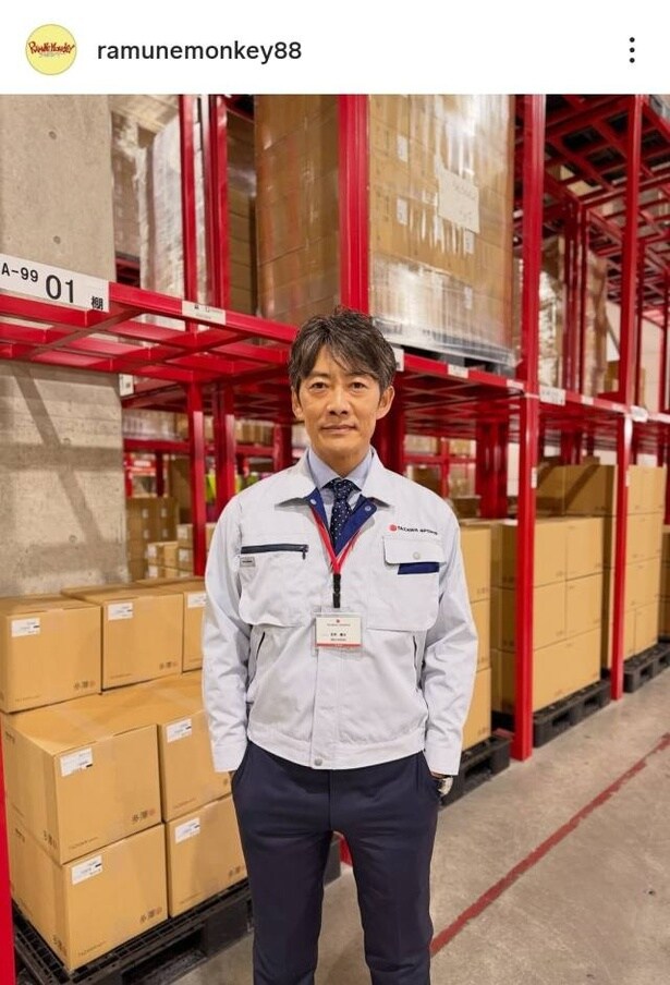 【写真】作業着姿もカッコイイ反町隆史のオフショット