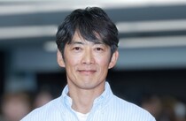 反町隆史、作業着姿も絵になるオフショットに「こんな素敵な上司いるなら働きたい」の声＜ラムネモンキー＞
