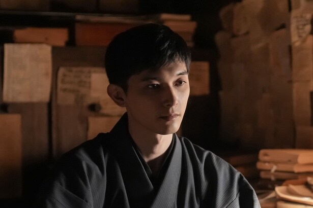 錦織(吉沢亮)は暗い表情でヘブン(トミー・バストウ)の依頼を断る