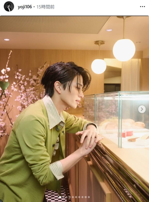 【写真】ポップアップショップを訪れた岩瀬洋志の姿に、「緑の服のよーじくんと桜は神コラボ」の声
