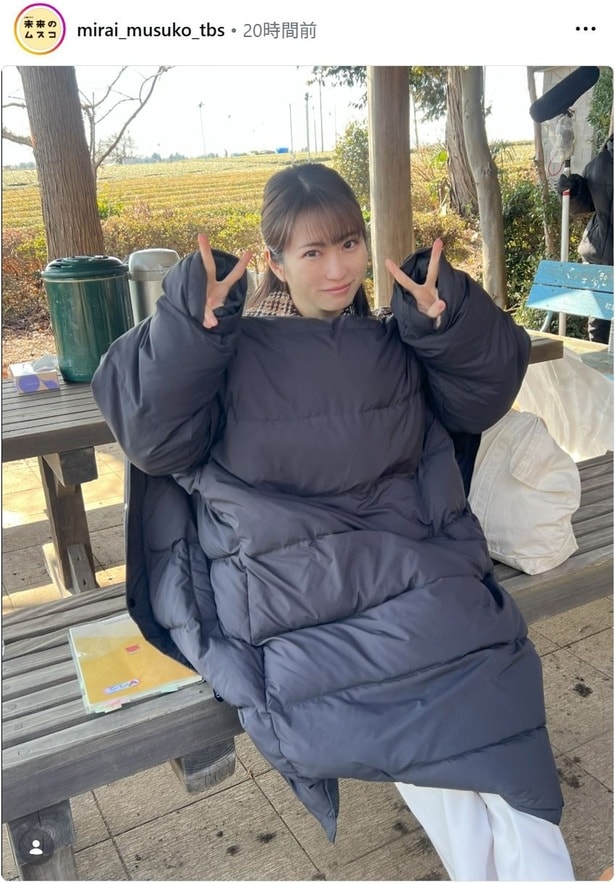【写真】志田未来、防寒対策ばっちりで休憩中にダブルピース