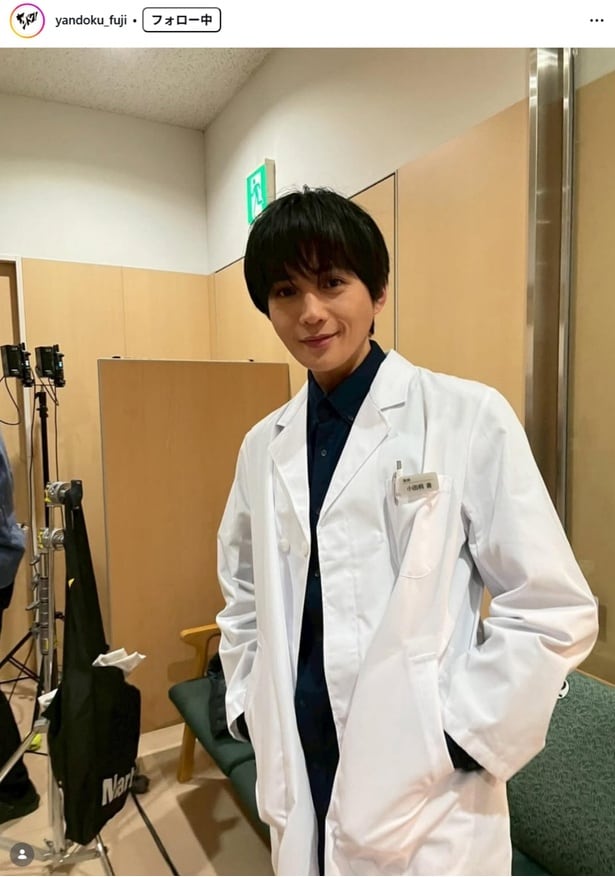 【写真】八木勇征、白衣姿が絵になる爽やかなオフショット