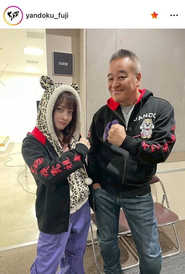 【写真】微笑み“仲よさげ”…橋本環奈と佐藤祐市監督の夜露視来ポーズ