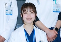 微笑み“仲よさげ”…橋本環奈と佐藤祐市監督の夜露視来ポーズに「環奈ちゃんと監督コンビもいいですねぇ」の声＜ヤンドク！＞