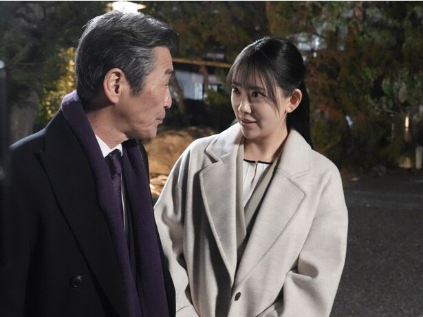 都議会議員・須藤(佃典彦)は木村(堀未央奈)を側に置き余裕の表情