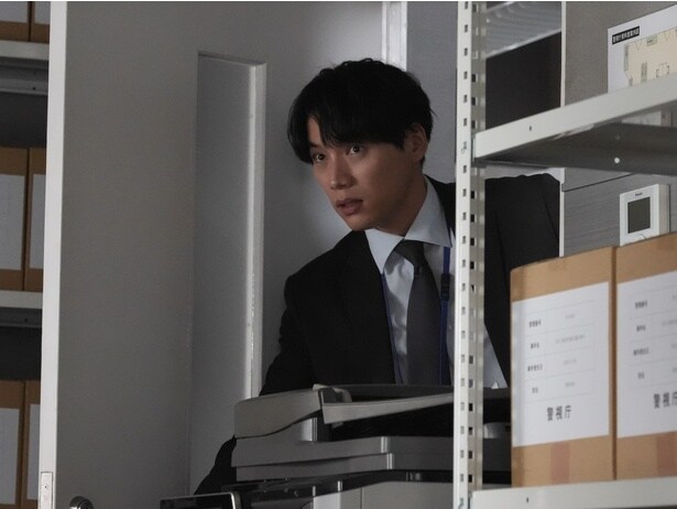 今泉(福士蒼汰)は仙北谷(味方良介)が捜査を進める部屋を訪れる