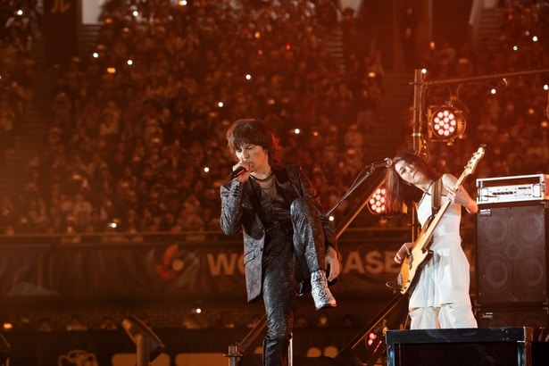 東京ドームで行われた東京プール日本最終戦「日本対チェコ戦」で「タッチ」を披露した稲葉浩志