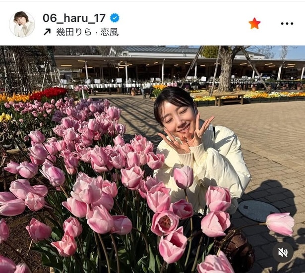 【写真】「花びらのまねが愛らしい」…波瑠、春満開チューリップ園での“花びら”ポーズ