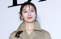 「花びらのまねが愛らしい」…波瑠、春満開チューリップ園での“花びら”ポーズに「春ですね!!かわいい」の声