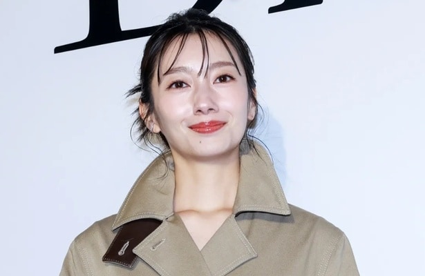 「花びらのまねが愛らしい」…波瑠、春満開チューリップ園での“花びら”ポーズに「春ですね!!かわいい」の声