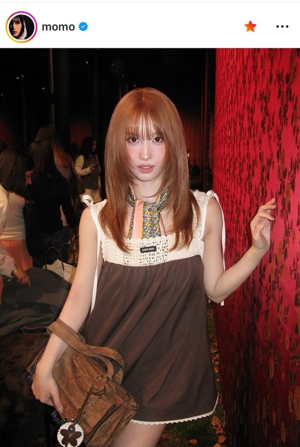 【写真】「ミュウミュウ天使、現る」…TWICE・モモ、キャミワンピに茶髪ストレートヘア姿
