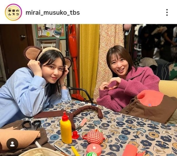 【写真】ハートポーズを作る志田未来と、お猿さんのカチューシャをつける西野七瀬のオフショット