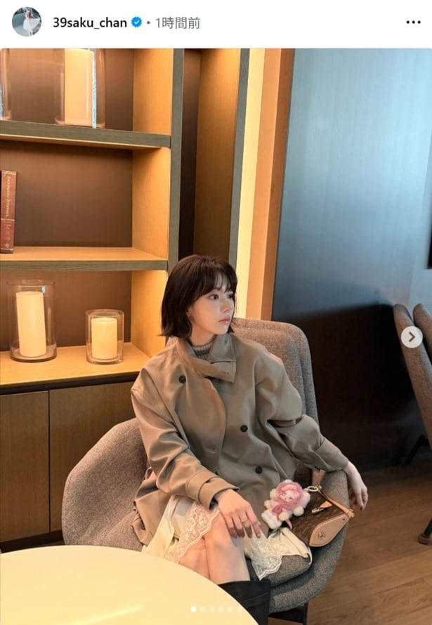 【写真】LE SSERAFIM・SAKURA、ピンクのぬいぐるみを見つめる姿がかわいすぎる