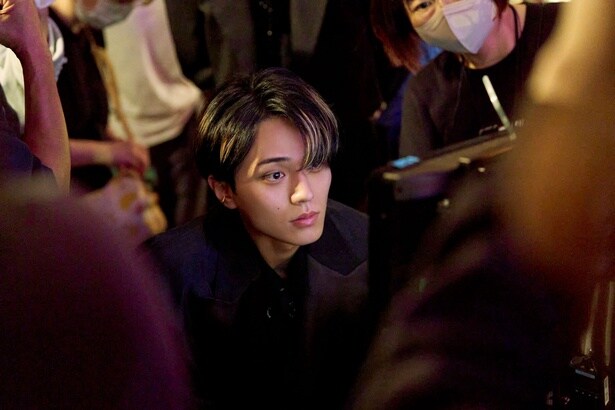 永瀬廉、モニターを見つめる真剣な表情