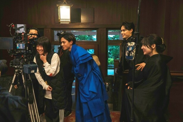 永瀬廉＆吉川愛、笑顔の撮影オフショット