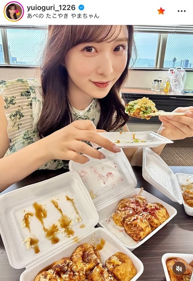 【写真】「通天閣バックに左手が止まらない」…小栗有以、大阪で“たこ焼き女子”姿