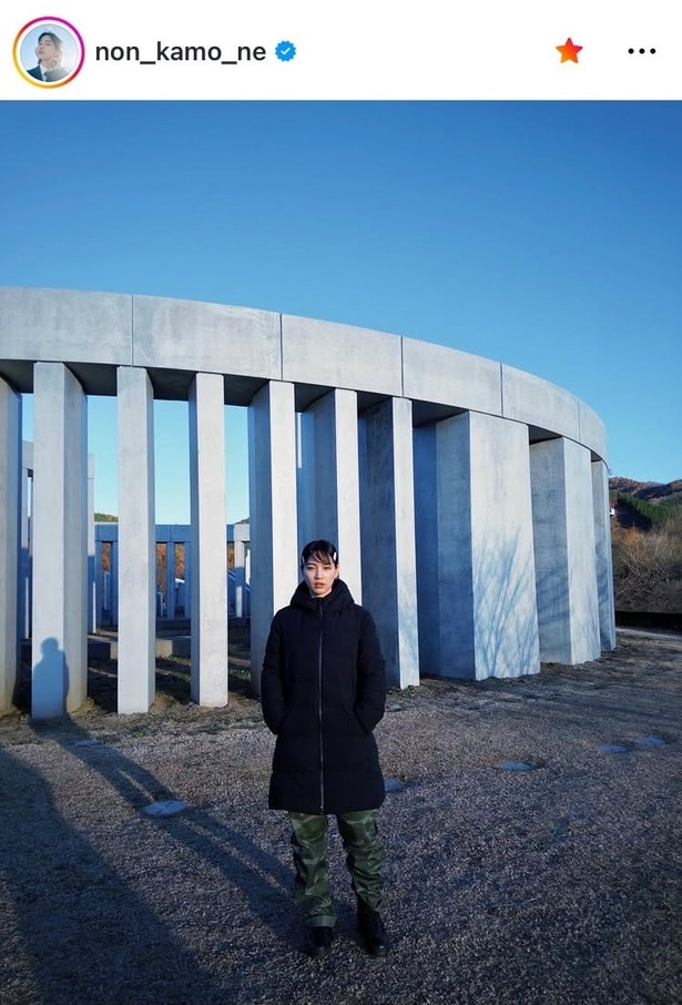 【写真】「“ヘアピン”かわいい」…のん、迷彩パンツのポケットに手を入れて“リラックス”姿