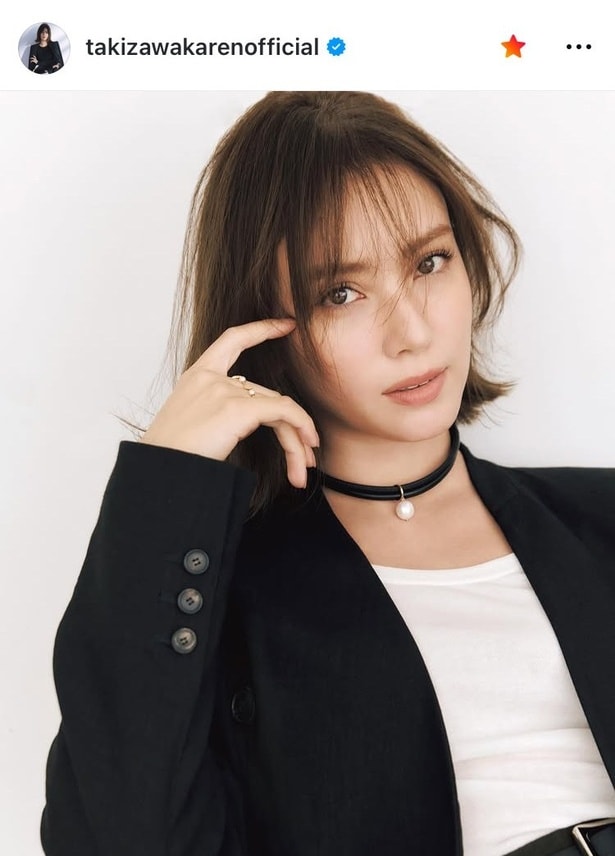 【写真】滝沢カレン、黒ジャケット×“パールチョーカー”の「ミニマル」春コーデを公開