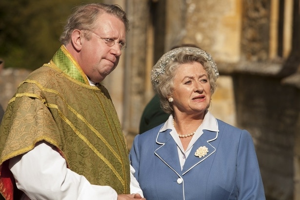 【写真】マーク・ウィリアムズが演じるお茶目な神父