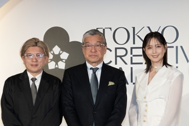 (左より)東京クリエイティブサロン実行委員会 杉山央総括ディレクター、同・大西洋会長、本田翼