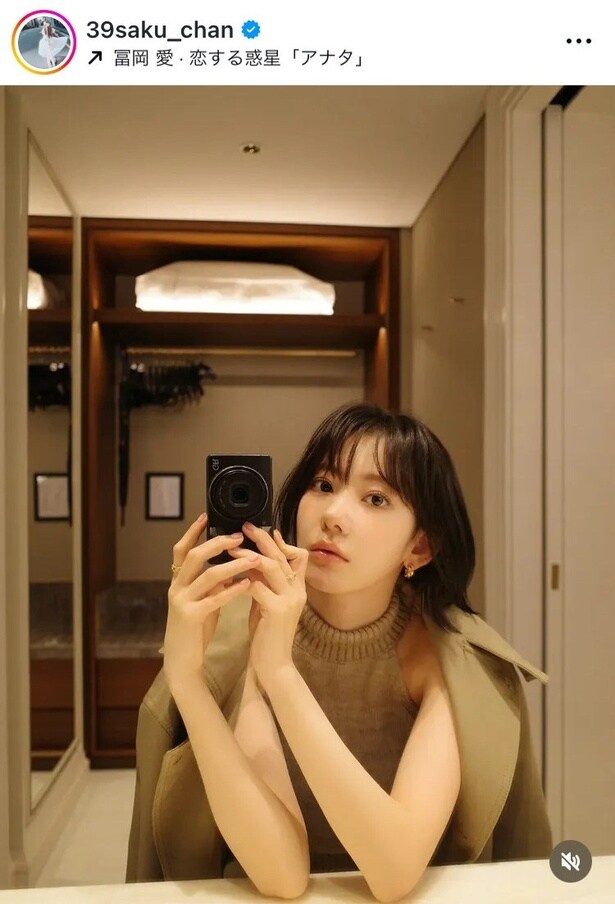 【写真】「“自撮り”ポーズが天才」…LE SSERAFIM・Sakura、オフショルニット姿