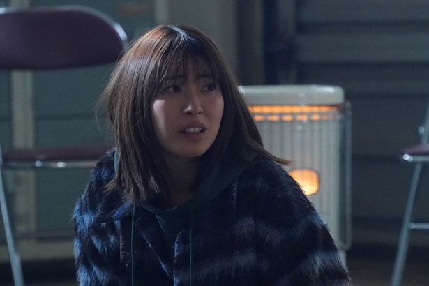 美羽(瀧本美織)、薄暗い監禁部屋で凍り付く表情