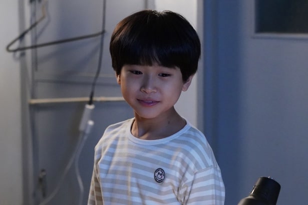 蒼空(高嶋龍之介)がボウガンを持って優香(畠桜子)を追ってくる