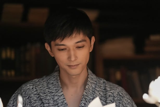 錦織(吉沢亮)はヘブン(トミー・バストウ)からのメッセージを読み笑顔を見せる