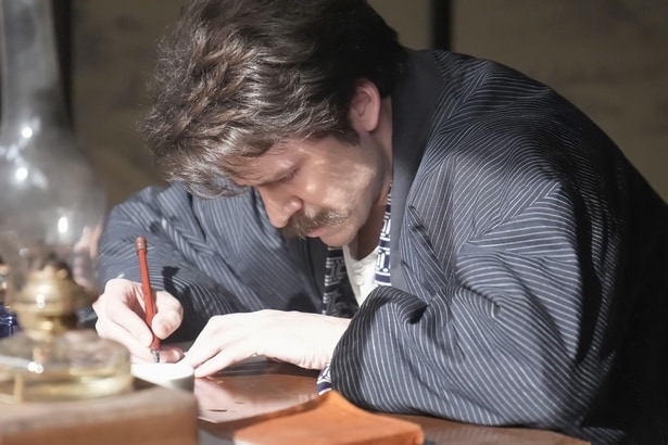 ヘブン(トミー・バストウ)、錦織(吉沢亮)の言葉に焚きつけられ執筆に明け暮れる