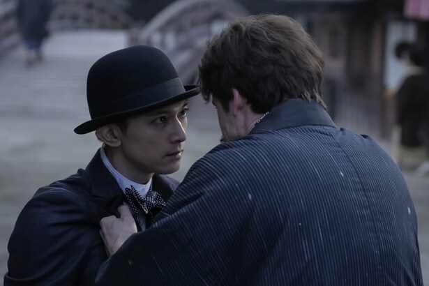 錦織(吉沢亮)の胸ぐらをつかむヘブン(トミー・バストウ)