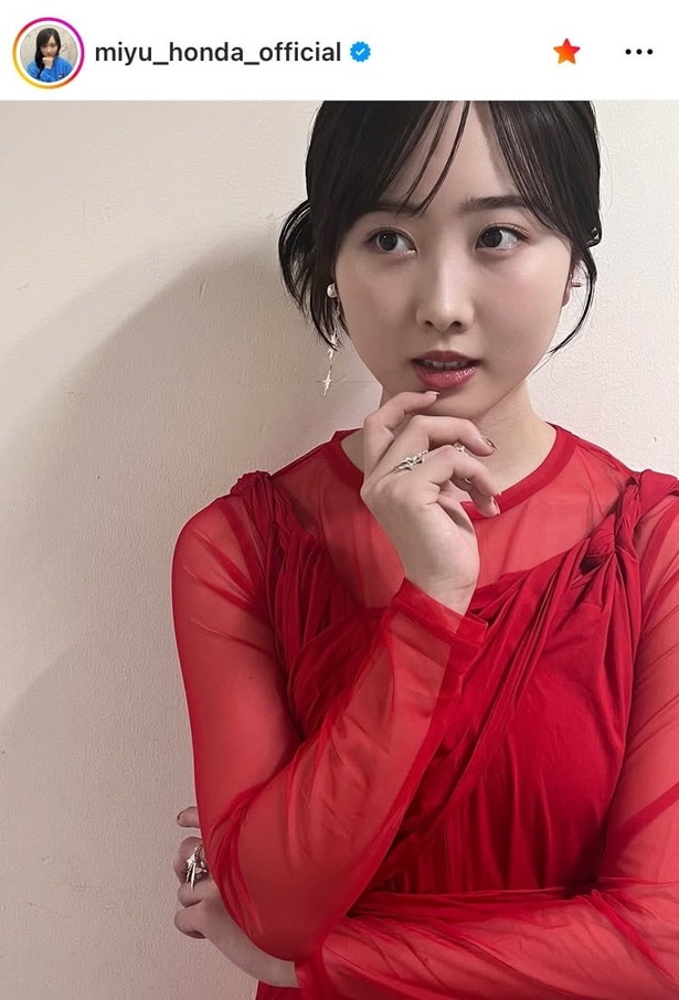 【写真】「“透け感”あるシースルートップス」…本田望結、アクセサリー光る赤コーデ