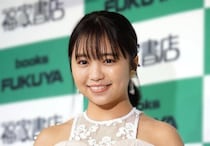 身体の“柔らかな”曲線美…大原優乃、視線が色気のある赤いドレス姿に「天使」「鹿児島の至宝」の声